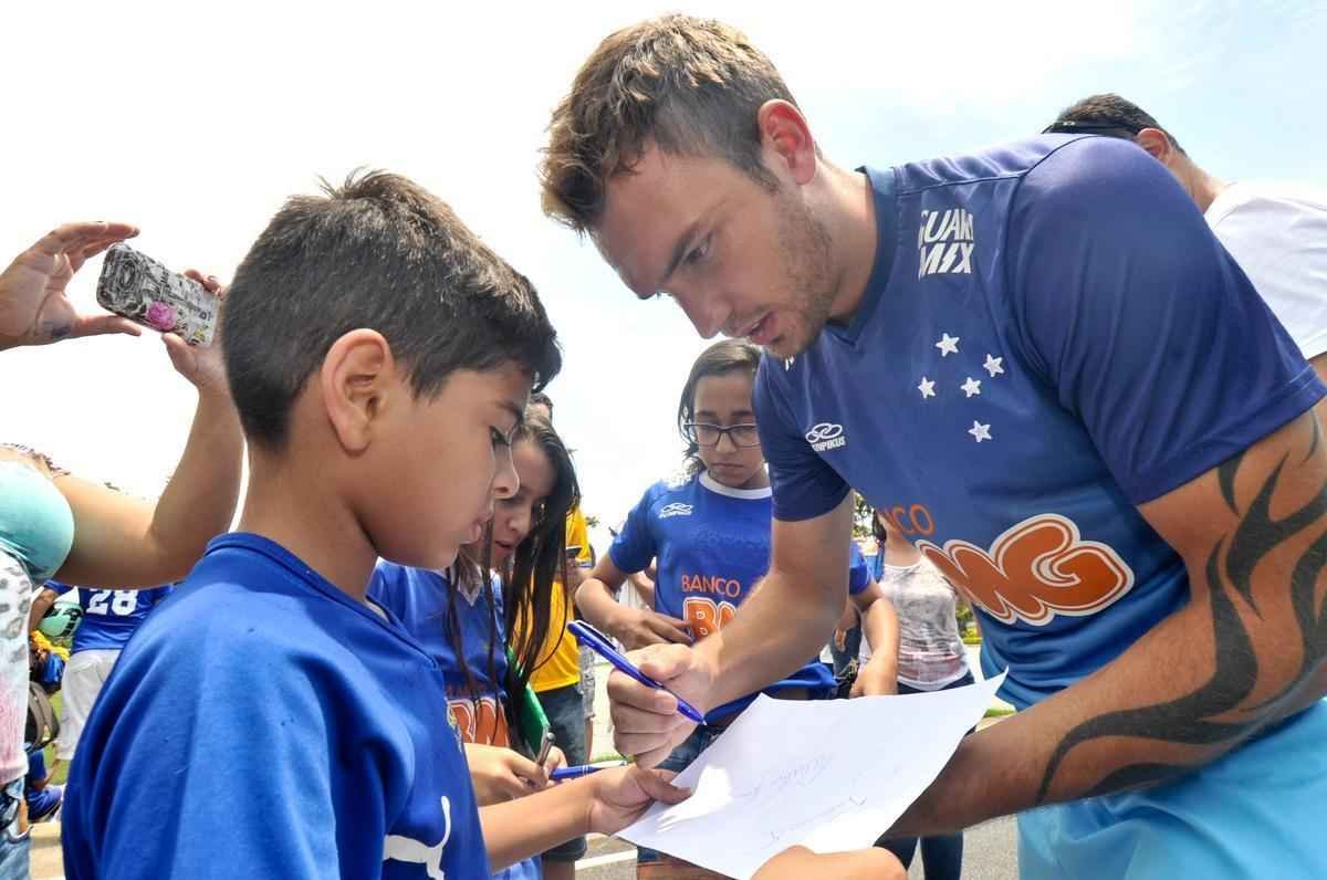 Centenas de torcedores celestes foram ao provvel 'treino do tetra' na Toca da Raposa II