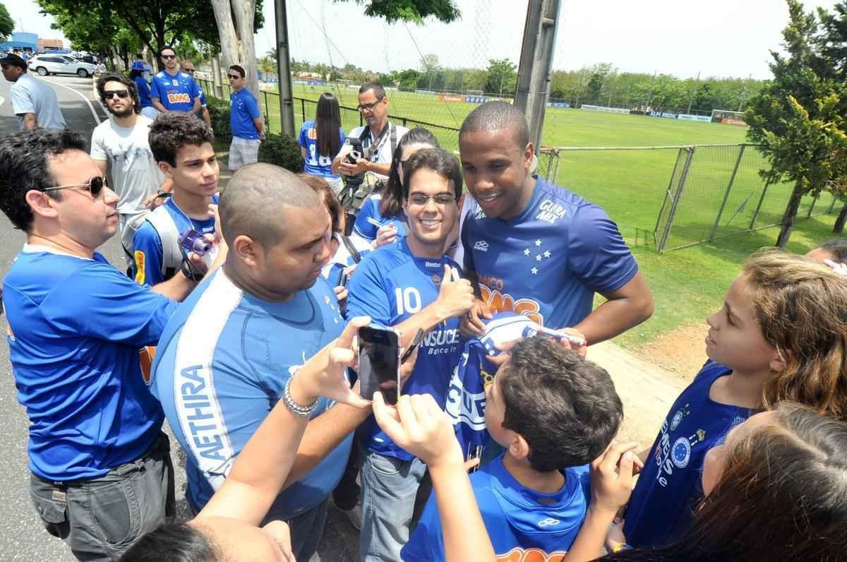 Centenas de torcedores celestes foram ao provvel 'treino do tetra' na Toca da Raposa II