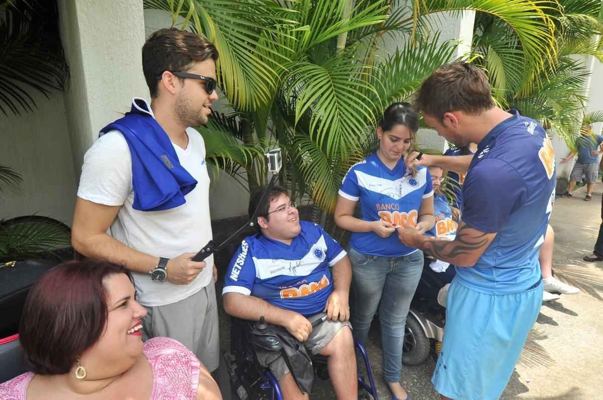 Centenas de torcedores celestes foram ao provvel 'treino do tetra' na Toca da Raposa II