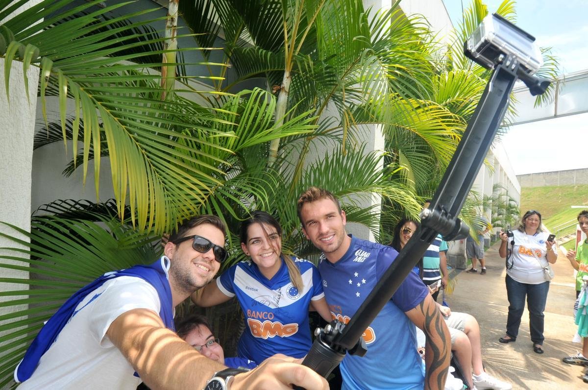 Centenas de torcedores celestes foram ao provvel 'treino do tetra' na Toca da Raposa II