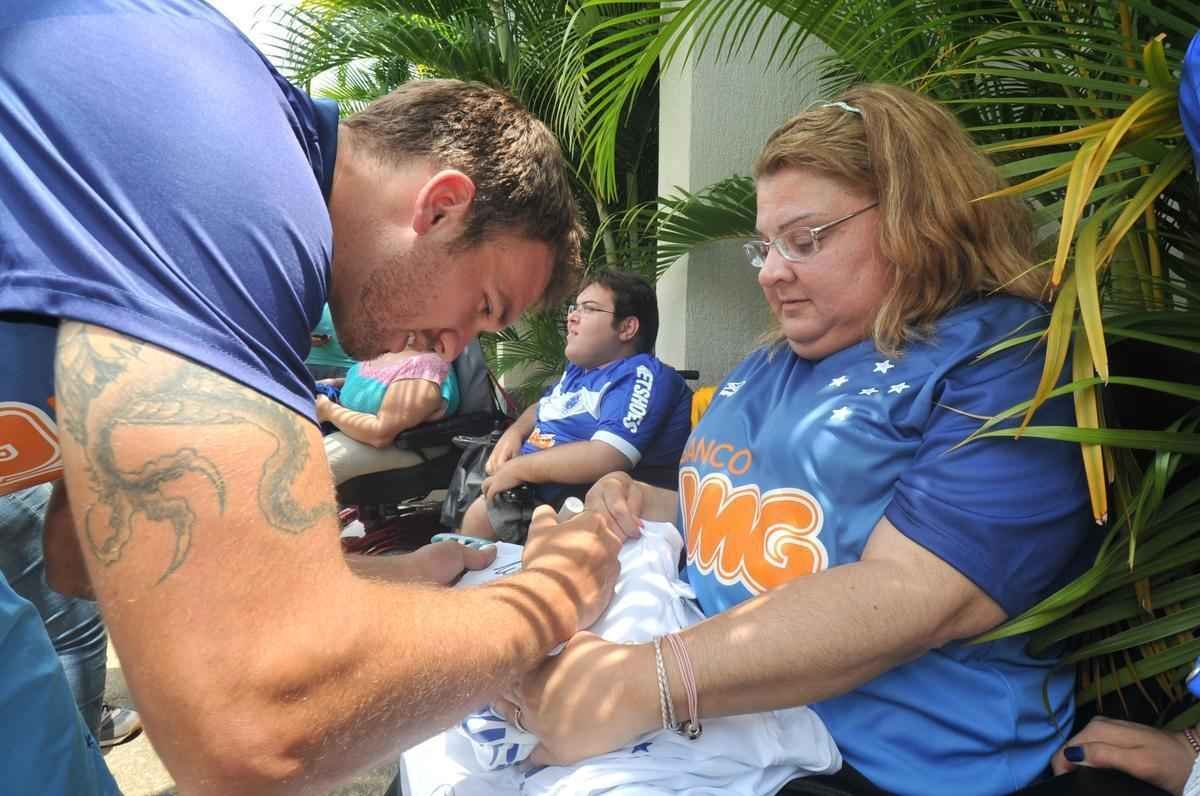 Centenas de torcedores celestes foram ao provvel 'treino do tetra' na Toca da Raposa II