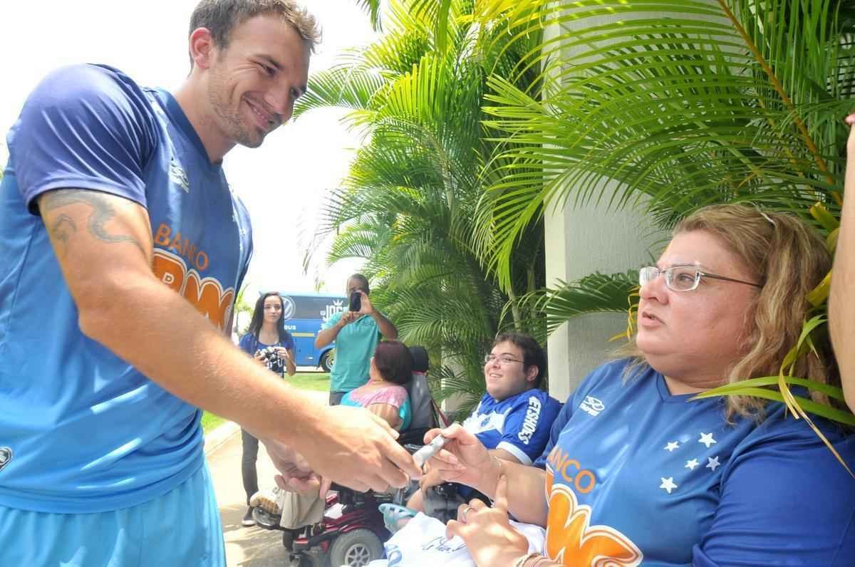 Centenas de torcedores celestes foram ao provvel 'treino do tetra' na Toca da Raposa II