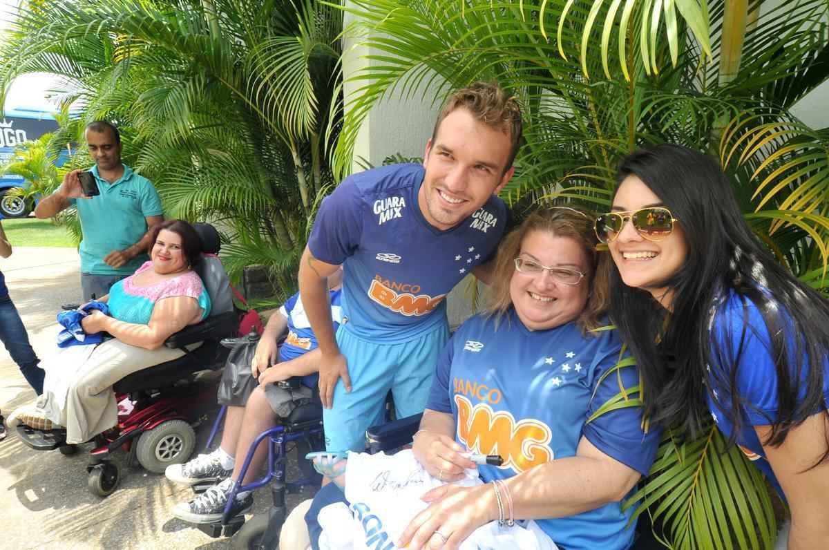 Centenas de torcedores celestes foram ao provvel 'treino do tetra' na Toca da Raposa II