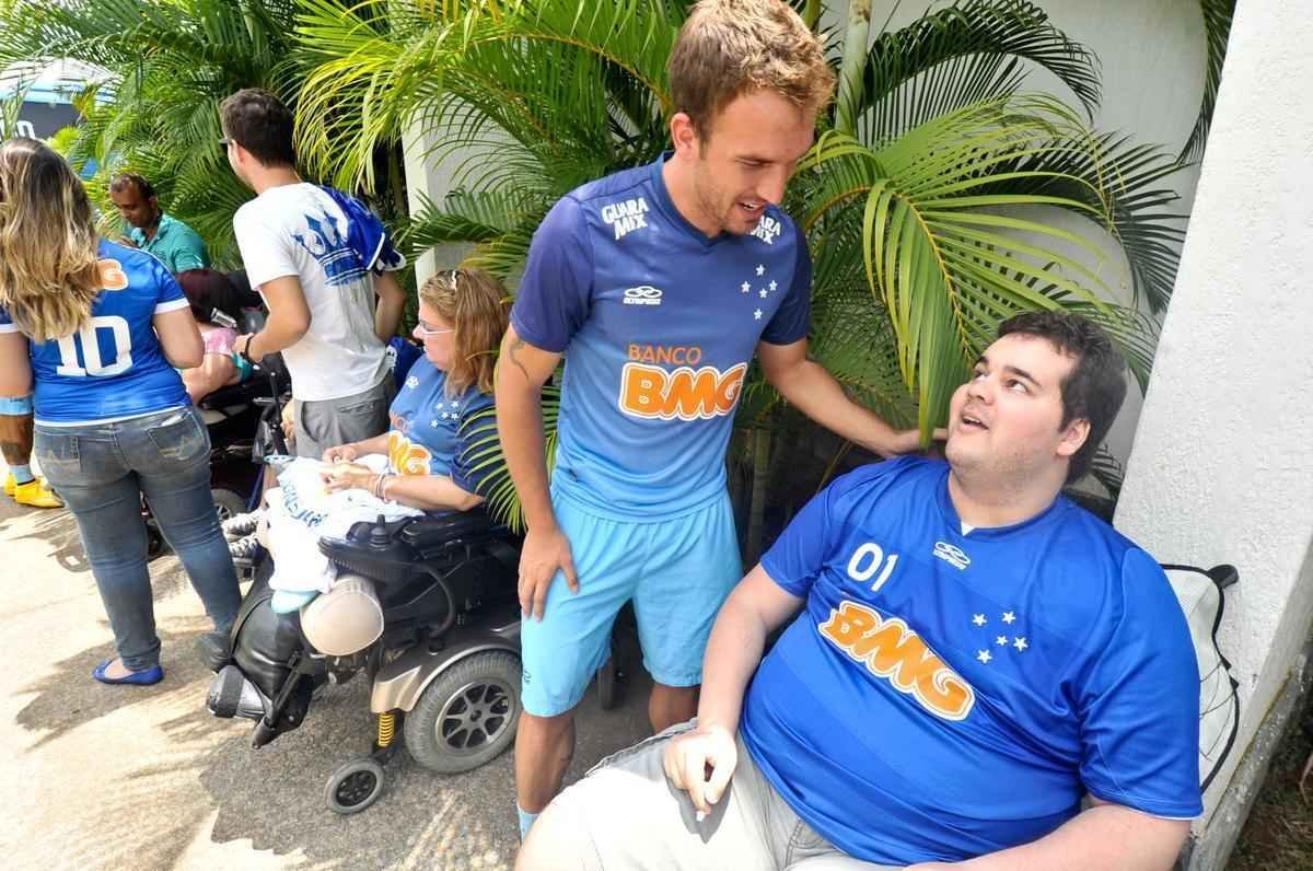 Centenas de torcedores celestes foram ao provvel 'treino do tetra' na Toca da Raposa II