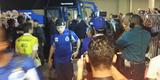 nibus do Cruzeiro chegou ao Mineiro debaixo de chuva e ovacionado pela torcida, que formou um corredor de sinalizadores e fogos de artifcio.