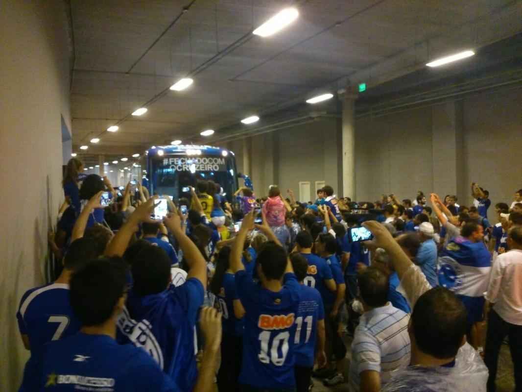 nibus do Cruzeiro chegou ao Mineiro debaixo de chuva e ovacionado pela torcida, que formou um corredor de sinalizadores e fogos de artifcio.
