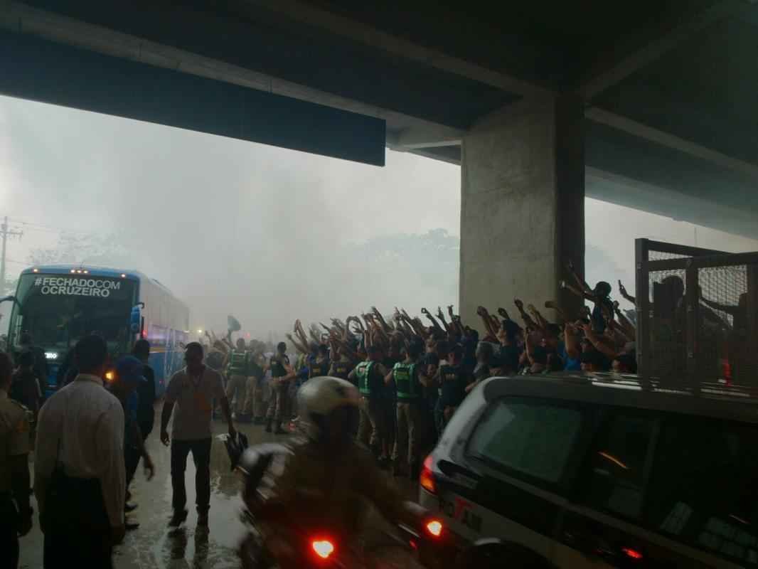 nibus do Cruzeiro chegou ao Mineiro debaixo de chuva e ovacionado pela torcida, que formou um corredor de sinalizadores e fogos de artifcio.