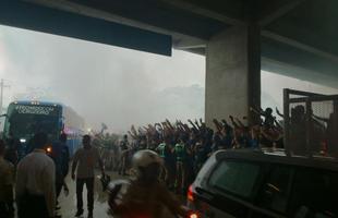 nibus do Cruzeiro chegou ao Mineiro debaixo de chuva e ovacionado pela torcida, que formou um corredor de sinalizadores e fogos de artifcio.