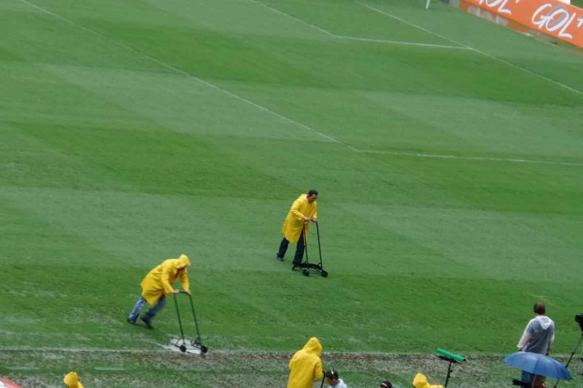 Chuva forte em BH faz com que se formem poas d'gua no gramado do Mineiro