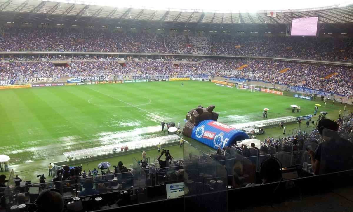 Chuva forte em BH faz com que se formem poas d'gua no gramado do Mineiro