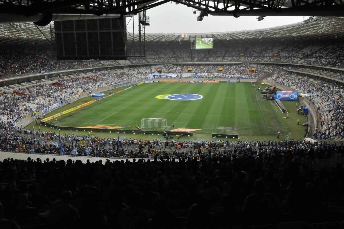 Torcedores celestes acompanham jogo decisivo do Cruzeiro contra Gois, no Gigante da Pampulha 