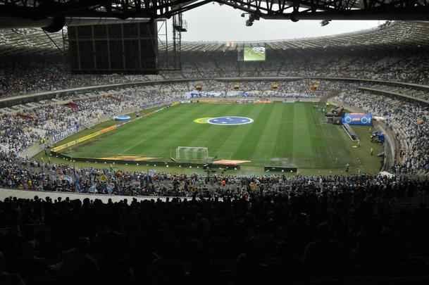 Torcedores celestes acompanham jogo decisivo do Cruzeiro contra Gois, no Gigante da Pampulha 