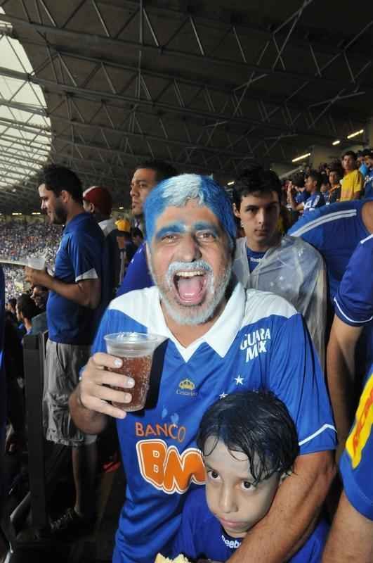 Torcedores celestes acompanham jogo decisivo do Cruzeiro contra Gois, no Gigante da Pampulha 