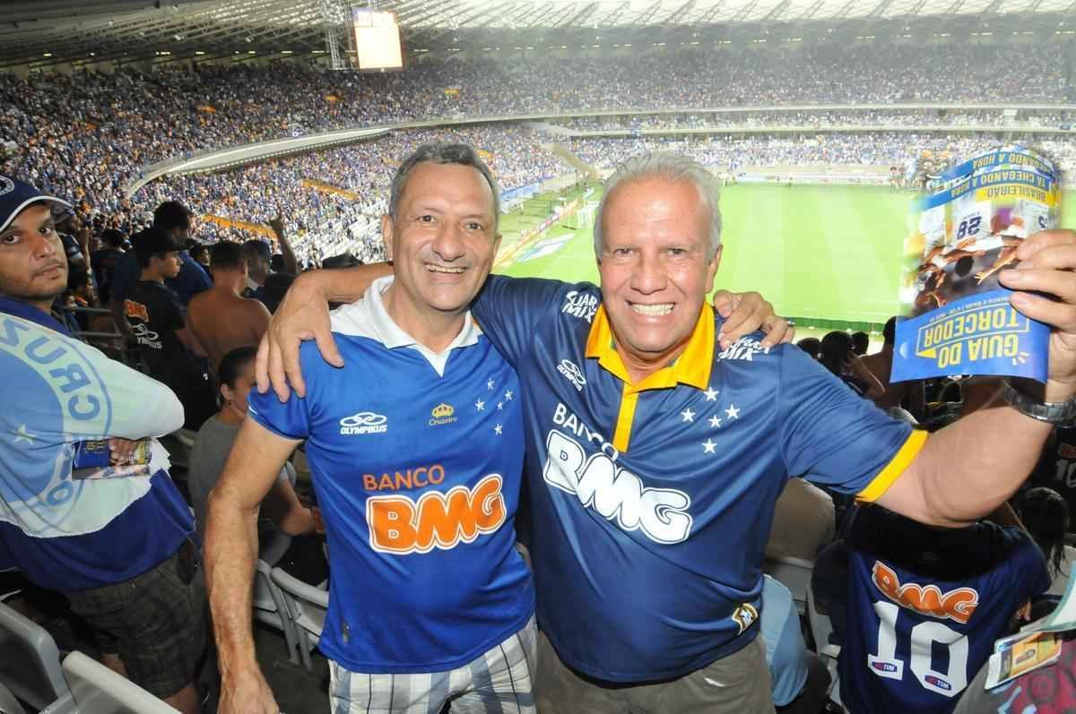 Torcedores celestes acompanham jogo decisivo do Cruzeiro contra Gois, no Gigante da Pampulha 