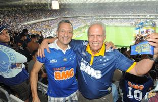 Torcedores celestes acompanham jogo decisivo do Cruzeiro contra Goiás, no Gigante da Pampulha 