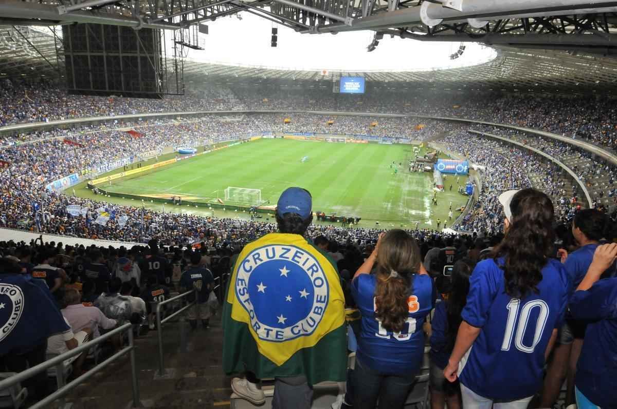 Torcedores celestes acompanham jogo decisivo do Cruzeiro contra Gois, no Gigante da Pampulha 