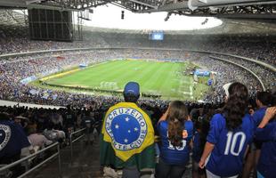 Torcedores celestes acompanham jogo decisivo do Cruzeiro contra Goiás, no Gigante da Pampulha 