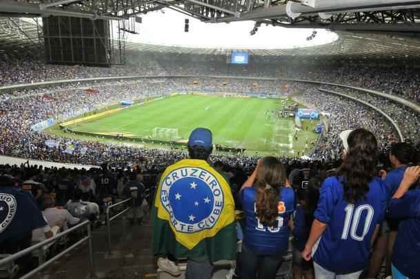 Torcedores celestes acompanham jogo decisivo do Cruzeiro contra Gois, no Gigante da Pampulha 