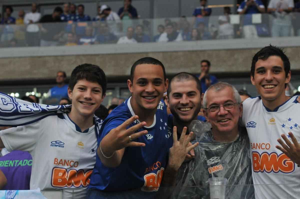 Torcedores celestes acompanham jogo decisivo do Cruzeiro contra Gois, no Gigante da Pampulha 