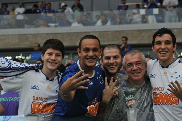 Torcedores celestes acompanham jogo decisivo do Cruzeiro contra Gois, no Gigante da Pampulha 