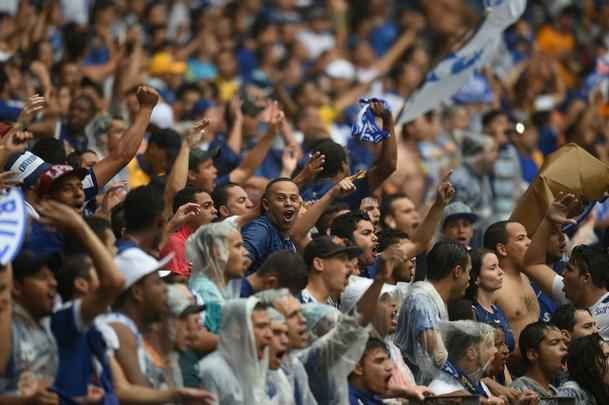 Torcedores celestes acompanham jogo decisivo do Cruzeiro contra Gois, no Gigante da Pampulha 