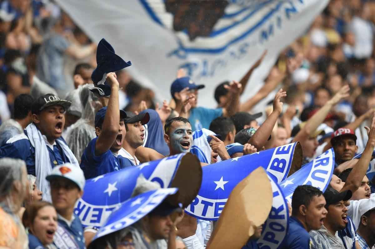 Torcedores celestes acompanham jogo decisivo do Cruzeiro contra Gois, no Gigante da Pampulha 