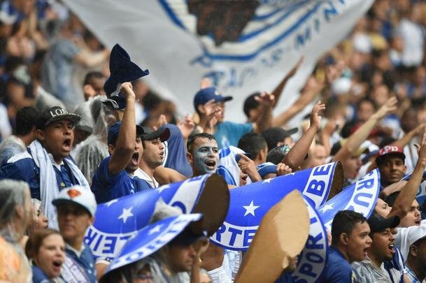 Torcedores celestes acompanham jogo decisivo do Cruzeiro contra Gois, no Gigante da Pampulha 