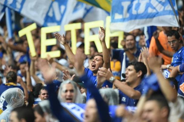 Torcedores celestes acompanham jogo decisivo do Cruzeiro contra Gois, no Gigante da Pampulha 
