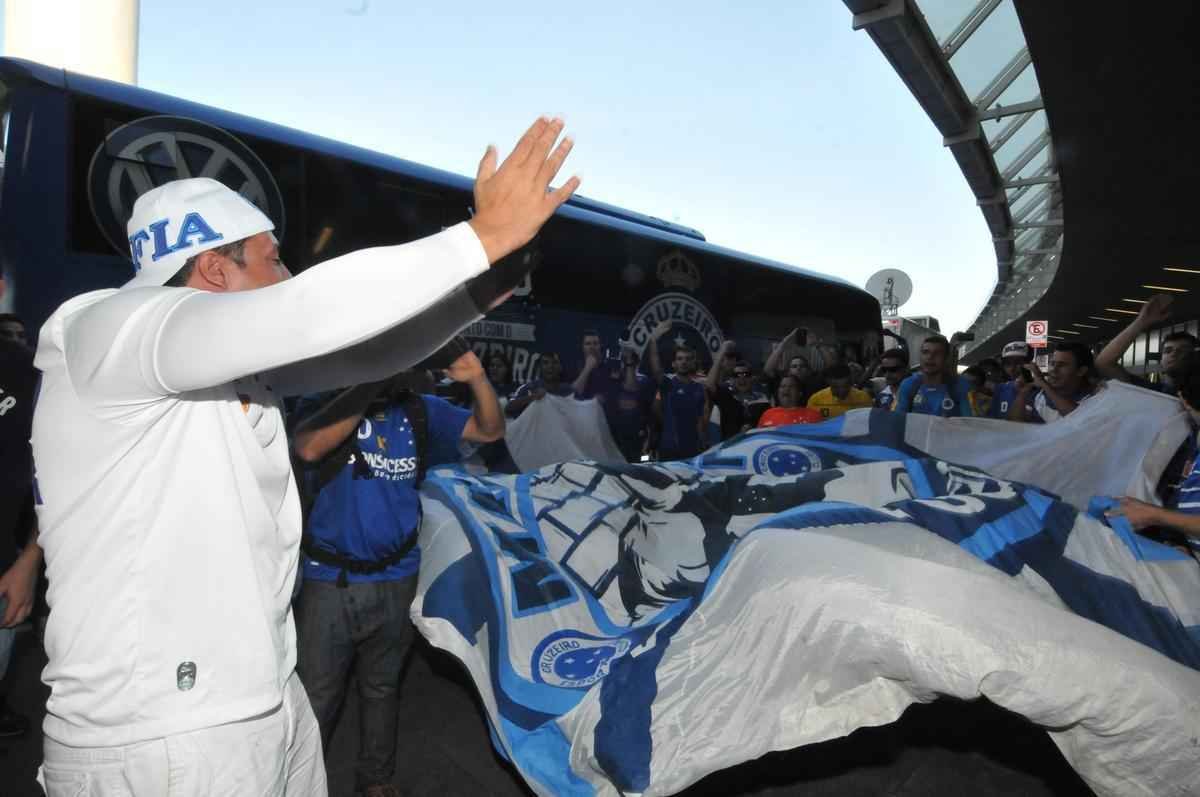 Torcedores celestes acompanham jogo decisivo do Cruzeiro contra Gois, no Gigante da Pampulha 
