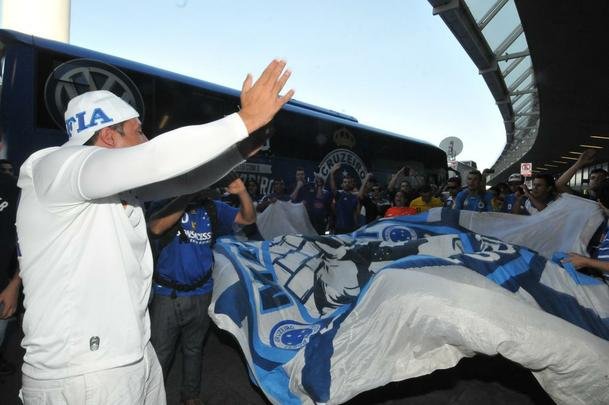 Torcedores celestes acompanham jogo decisivo do Cruzeiro contra Gois, no Gigante da Pampulha 