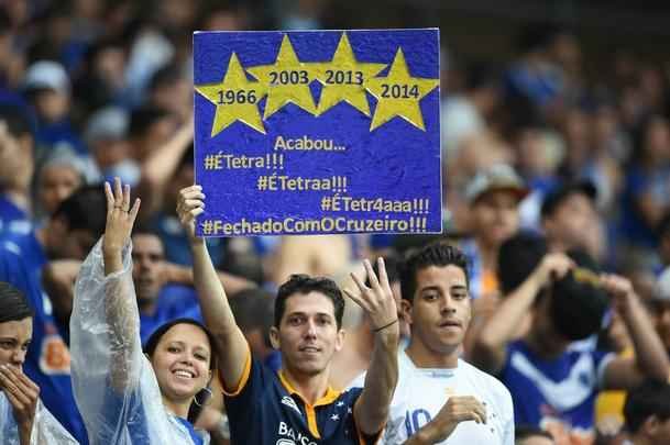 Torcedores celestes acompanham jogo decisivo do Cruzeiro contra Gois, no Gigante da Pampulha 