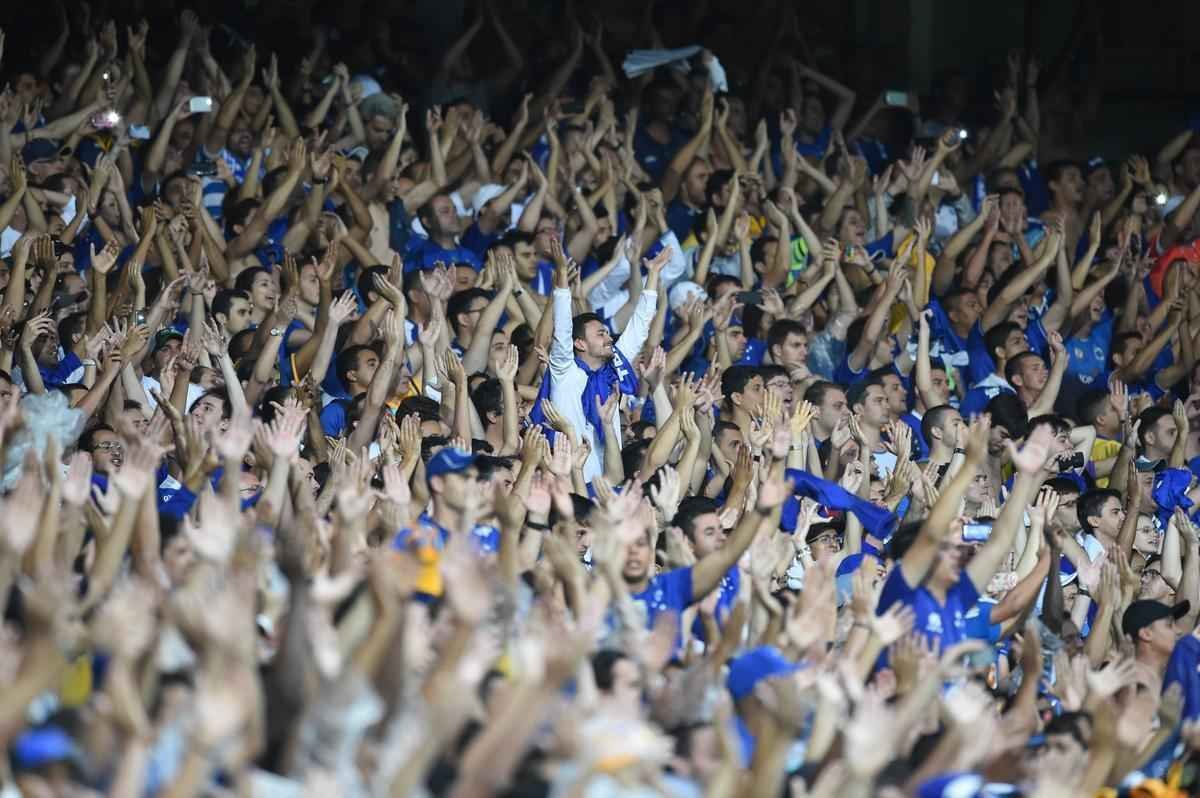 Torcedores celestes acompanham jogo decisivo do Cruzeiro contra Gois, no Gigante da Pampulha 