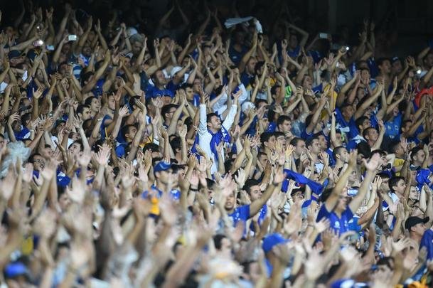 Torcedores celestes acompanham jogo decisivo do Cruzeiro contra Gois, no Gigante da Pampulha 