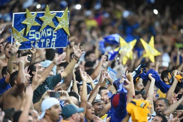 Torcedores celestes acompanham jogo decisivo do Cruzeiro contra Gois, no Gigante da Pampulha 