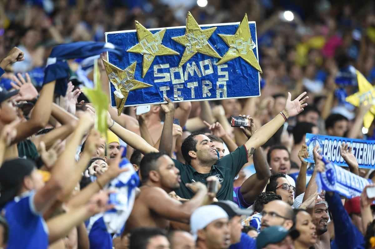 Torcedores celestes acompanham jogo decisivo do Cruzeiro contra Gois, no Gigante da Pampulha 