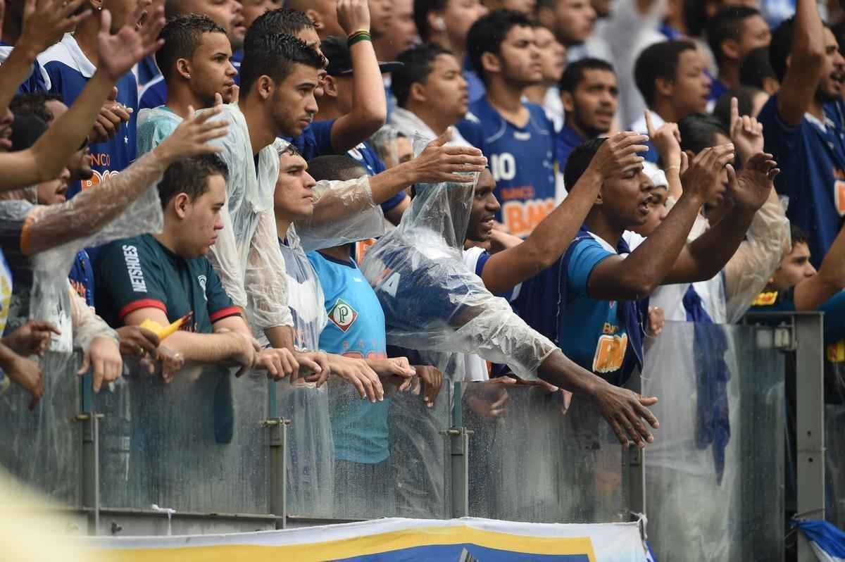 Torcedores celestes acompanham jogo decisivo do Cruzeiro contra Gois, no Gigante da Pampulha 