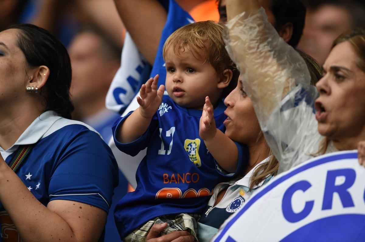 Torcedores celestes acompanham jogo decisivo do Cruzeiro contra Gois, no Gigante da Pampulha 