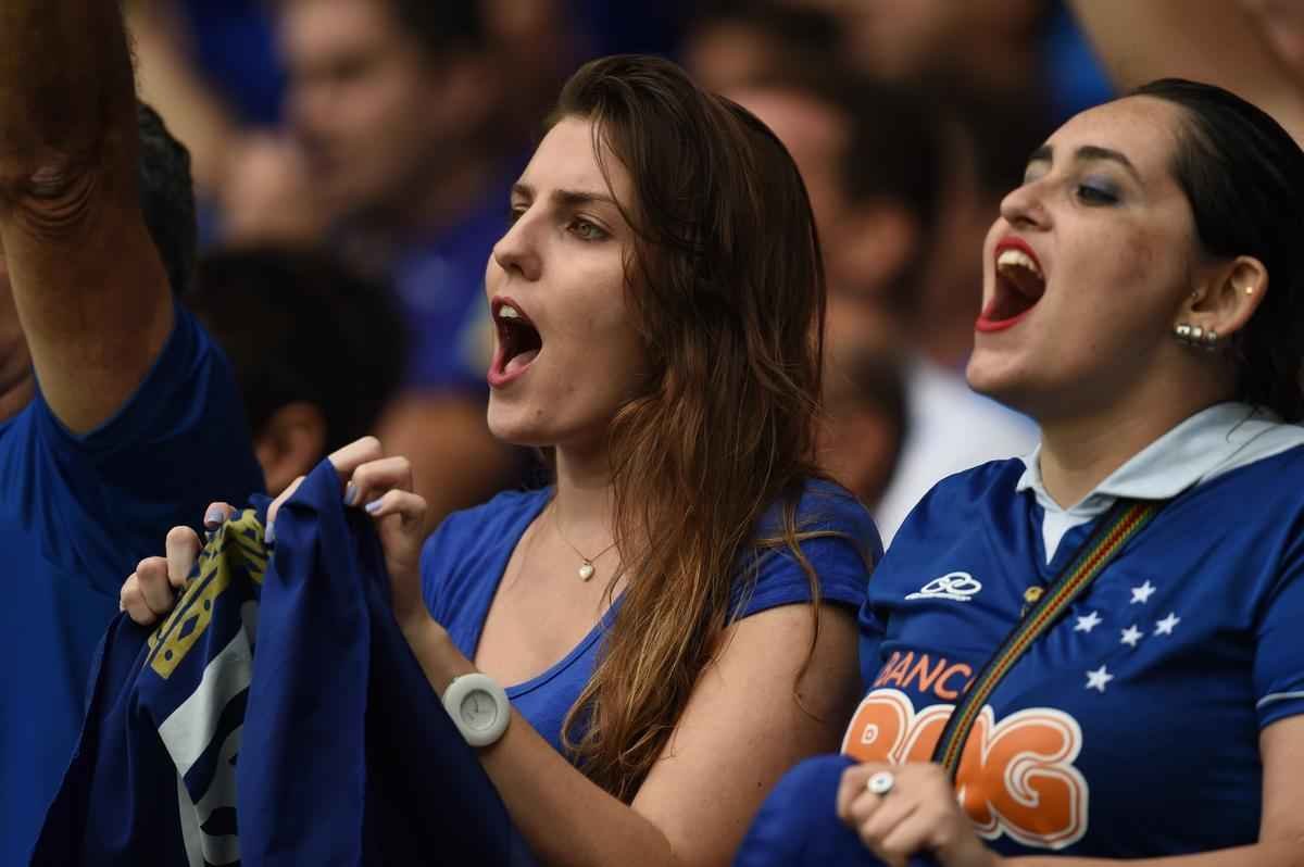 Torcedores celestes acompanham jogo decisivo do Cruzeiro contra Gois, no Gigante da Pampulha 