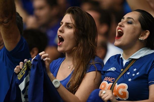 Torcedores celestes acompanham jogo decisivo do Cruzeiro contra Gois, no Gigante da Pampulha 