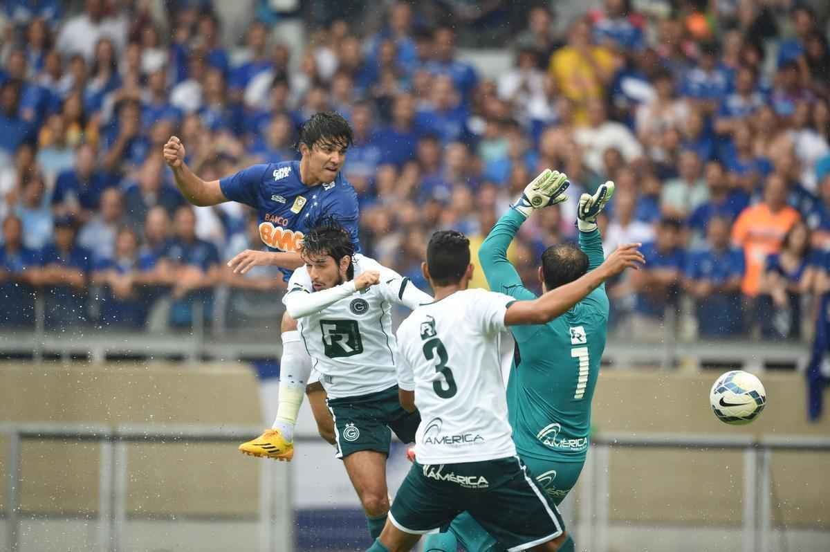 Imagens da partida entre Cruzeiro e Gois no Mineiro