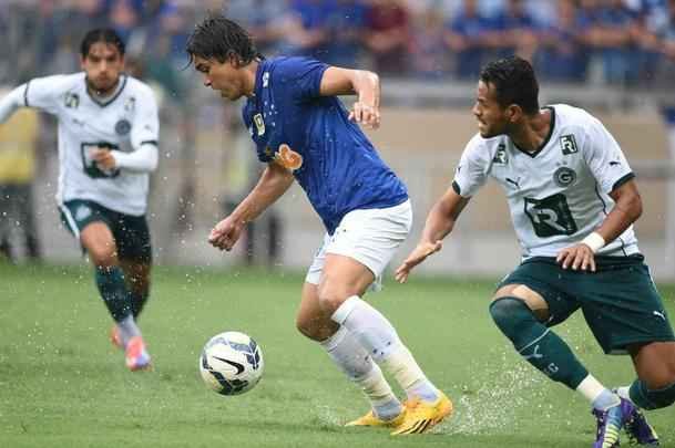 Imagens da partida entre Cruzeiro e Gois no Mineiro