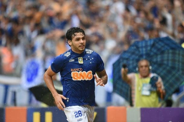 Imagens da partida entre Cruzeiro e Gois no Mineiro