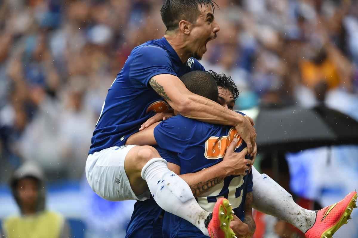 Imagens da partida entre Cruzeiro e Gois no Mineiro