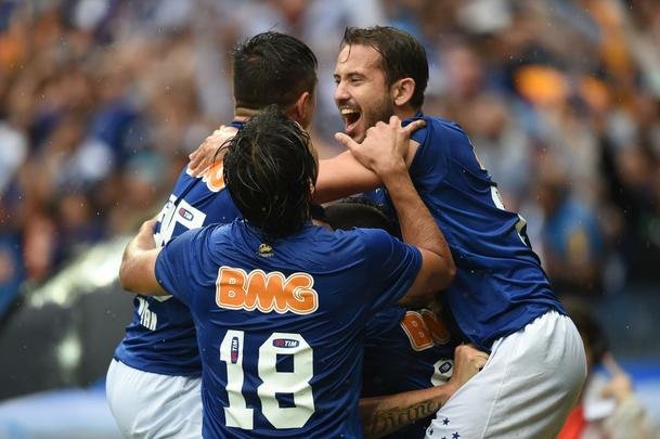 Imagens da partida entre Cruzeiro e Gois no Mineiro