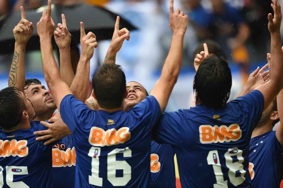 Imagens da partida entre Cruzeiro e Gois no Mineiro