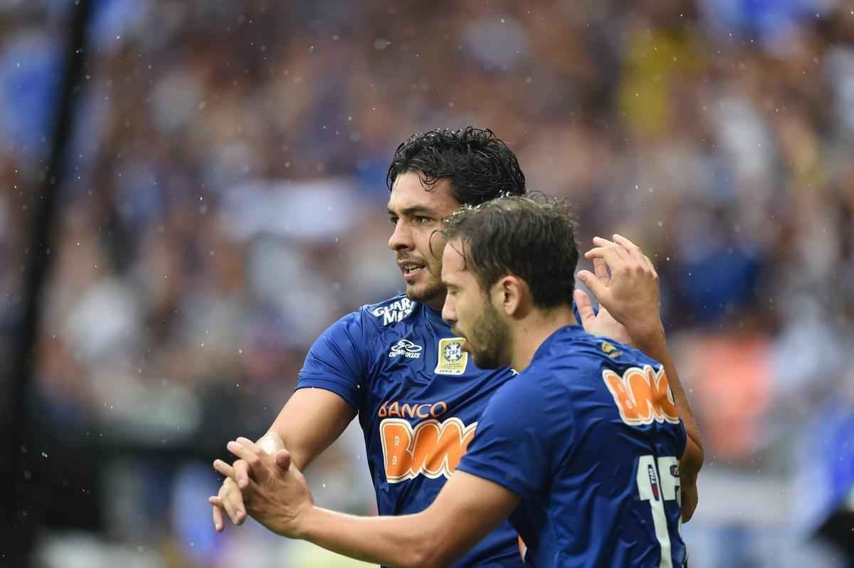 Imagens da partida entre Cruzeiro e Gois no Mineiro