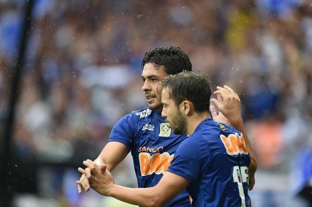 Imagens da partida entre Cruzeiro e Gois no Mineiro