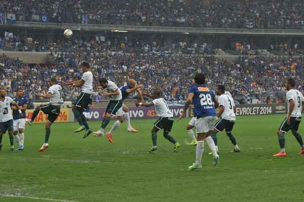 Imagens da partida entre Cruzeiro e Gois no Mineiro