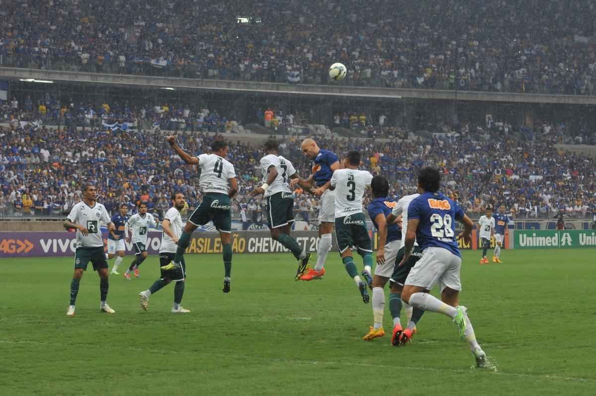 Imagens da partida entre Cruzeiro e Gois no Mineiro