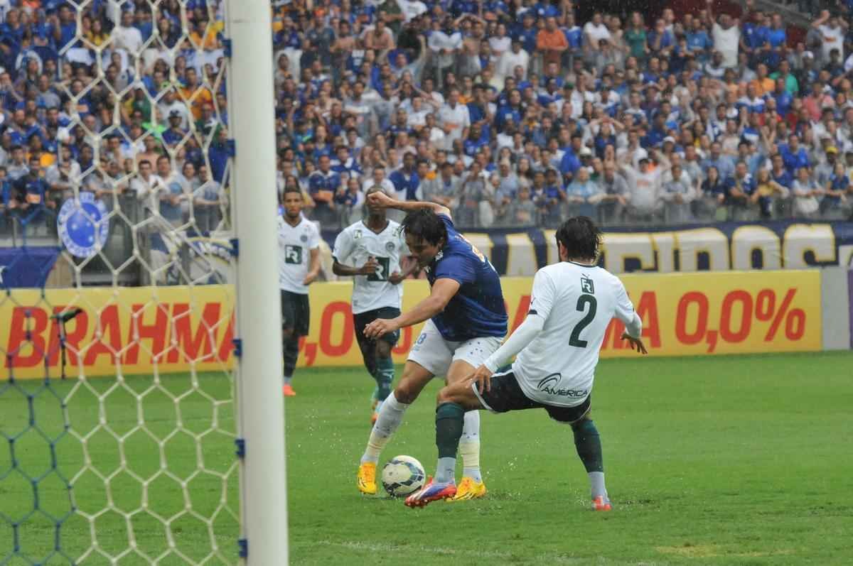 Imagens da partida entre Cruzeiro e Gois no Mineiro
